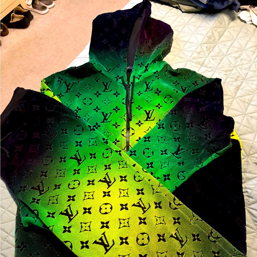 XXL/XL Louis Vuitton tracksuit. XXL jacket, XL pants. Thanks.